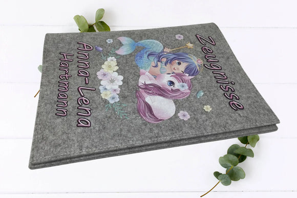 Verspieltes Design auf Filzmappe für Schulzeugnisse – mit Name und Motiv von Meerjungfrau mit lilafarbenem Einhorn
