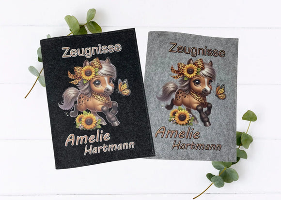 Zwei personalisierte Zeugnismappen aus Filz mit niedlichem Pferdemotiv, Sonnenblumen und Schmetterling – Name „Amelie Hartmann“