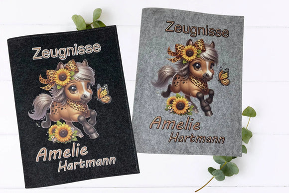 Kinder-Zeugnismappe mit fröhlichem Pferd mit Sonnenblumen-Schleife und flatterndem Schmetterling – auf hell- und dunkelgrauem Filz
