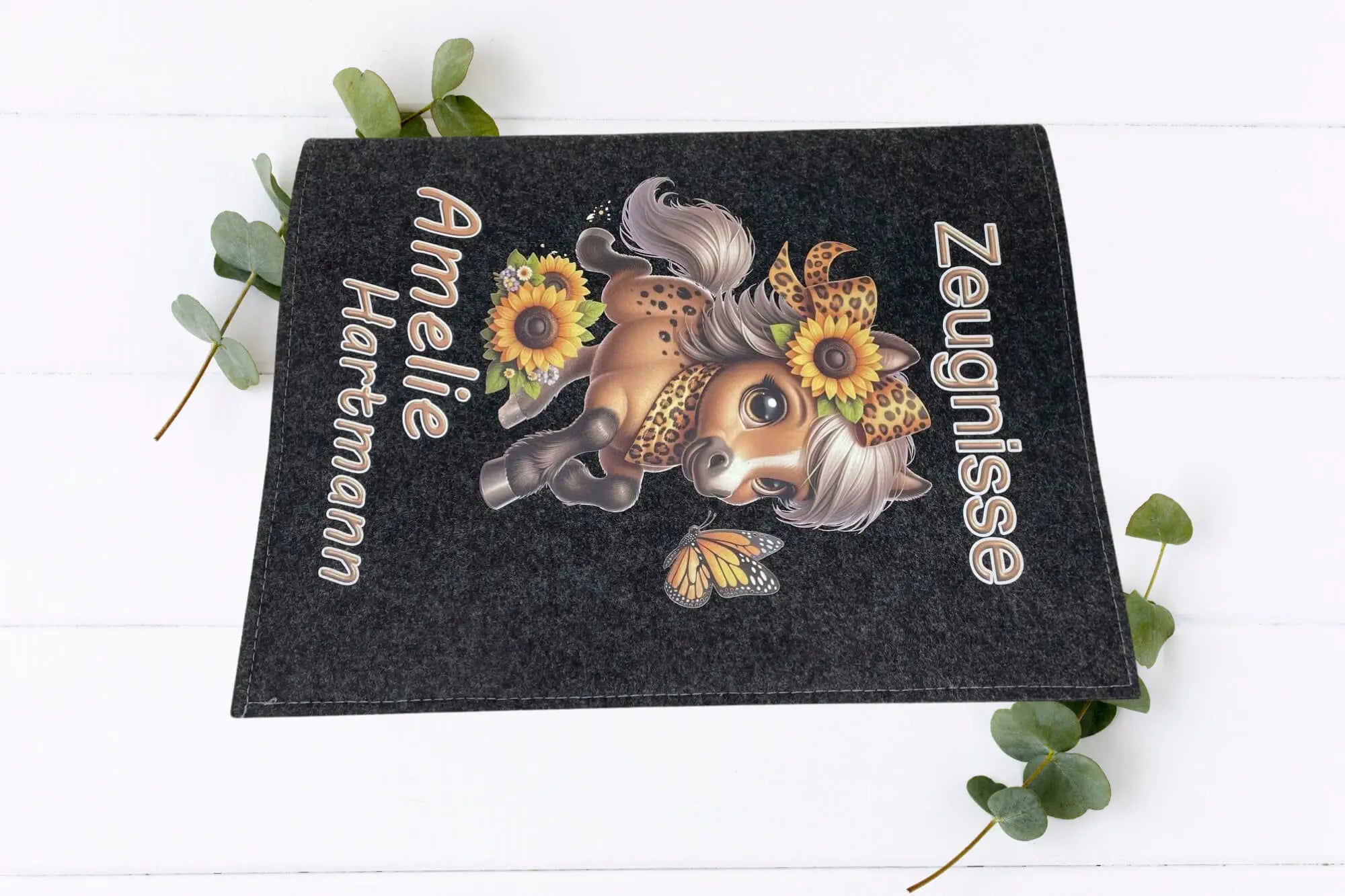 Zeugnismappe für Mädchen mit süßem braunen Pony, Sonnenblumen-Schleife und individuellem Namensdruck