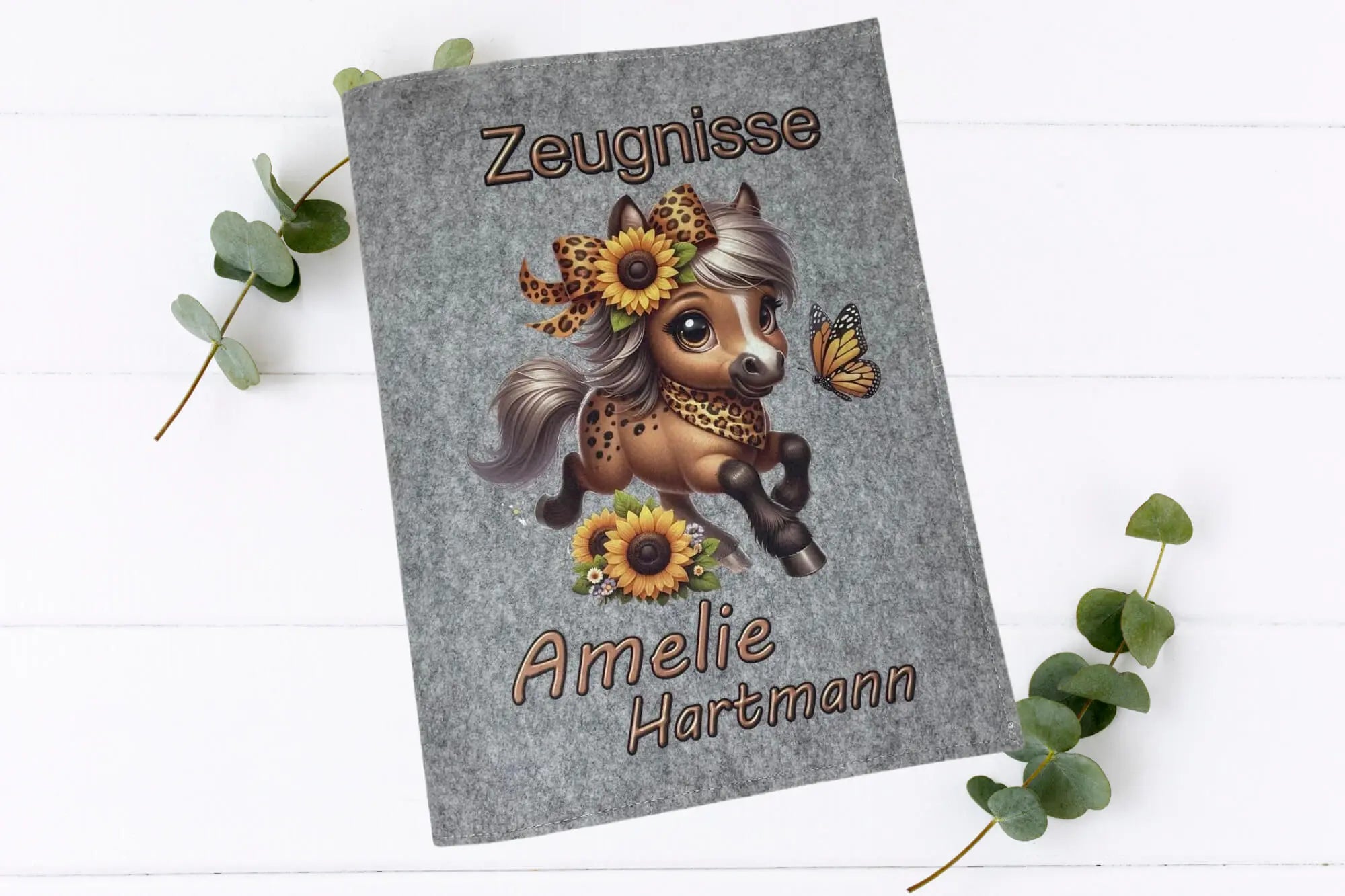 Handgefertigte Filzmappe mit kleinem Pferd, Sonnenblumen, Leopardenschleife und personalisiertem Namen