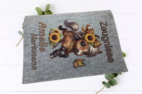 Personalisierte Zeugnismappe mit gezeichnetem Pferd im Sonnenblumen-Stil – ideal zur Einschulung oder für Grundschülerinnen