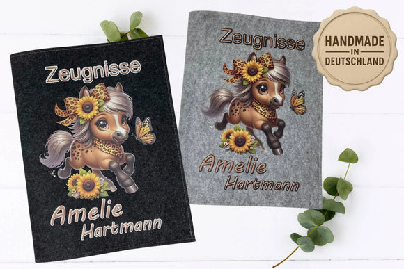 Mädchenhafte Zeugnismappe mit liebevollem Pferde-Design, Sonnenblumen und Namenspersonalisierung in moderner Schrift