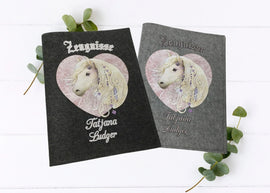 Zwei personalisierte Zeugnismappen aus Filz mit edlem Pferdekopf im Herz – Name  aufgedruckt