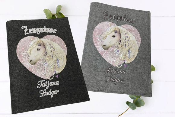 Zeugnismappe mit romantischem Pferdemotiv und Namensaufdruck – Design in Herzform mit floralen Details
