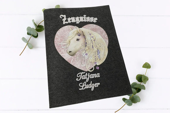 Handgefertigte Zeugnismappe mit Pferdekopf-Illustration, lila Herzchen und zartem Hintergrundmuster – zwei Farbvarianten