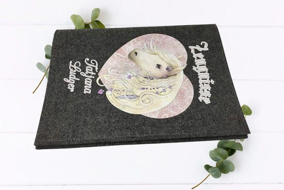 Personalisierte Schulmappe mit Pferdeporträt in Herzrahmen, verziert mit lila Blumen und Namen in eleganter Schrift