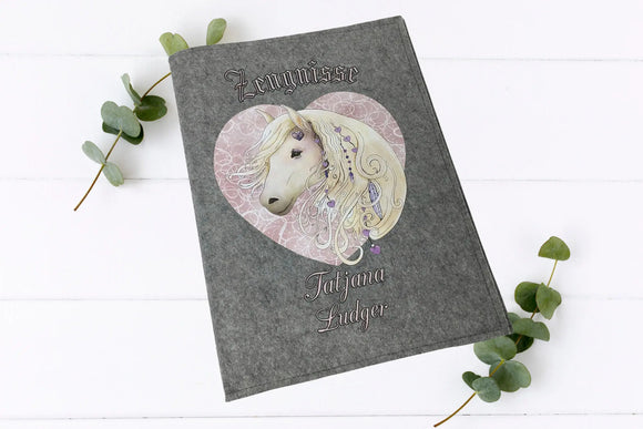 Filz-Zeugnismappen mit verträumtem Pferdekopf auf rosafarbenem Herz – ideal als Geschenk zur Einschulung oder für Pferdeliebhaberinnen