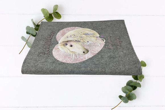 Kinder-Zeugnismappe mit zartem Pferdemotiv, Namensaufdruck und nostalgischem Design – erhältlich in Hell- und Dunkelgrau