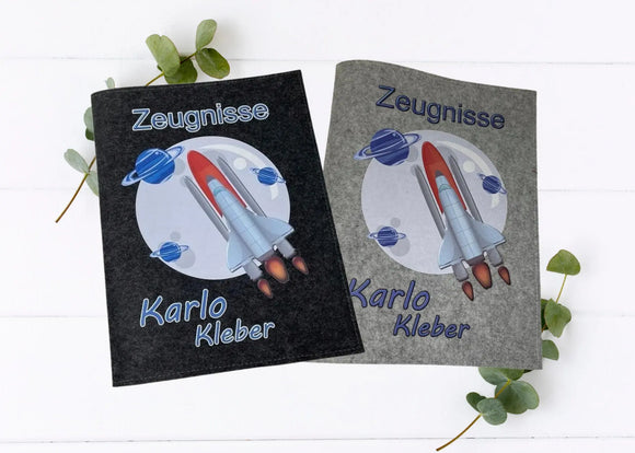 Zwei personalisierte Zeugnismappen mit Rakete im Weltall-Design, Namensaufdruck auf Filz in Dunkel- und Hellgrau