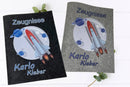 Zeugnismappe für Kinder mit roter Rakete vor Planetenhintergrund – personalisiert mit Namen und ideal für kleine Astronauten