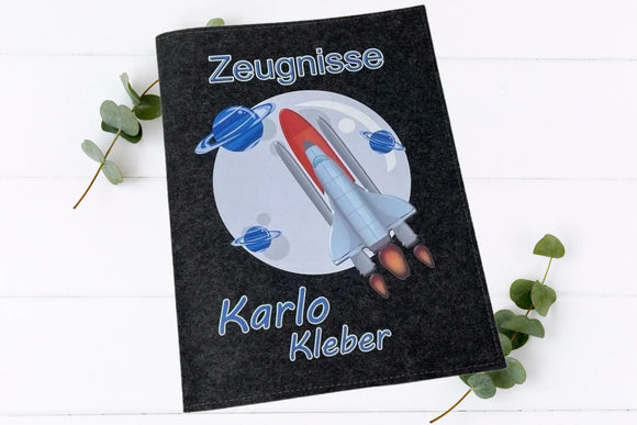 Filzmappe mit Weltraum-Motiv: startende Rakete und Saturn-Planeten – individuell bedruckt für Schulkinder