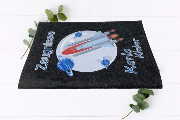 Handgefertigte Zeugnismappen aus Filz mit coolem Raketenstart im Weltall – perfekte Geschenkidee zur Einschulung