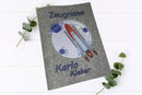 Personalisierte Schulzeugnismappe mit Raumfahrt-Design, Namensaufdruck und Planeten-Illustration auf grauem Filz