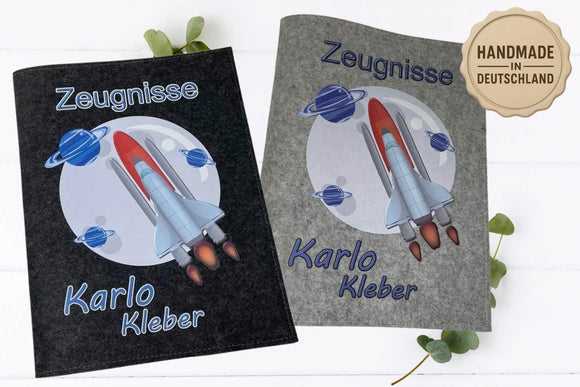 Modernes Design für Schulkinder: Zeugnismappe mit Astronautik-Motiv, Feuerstrahl-Rakete und Planetenlandschaft
