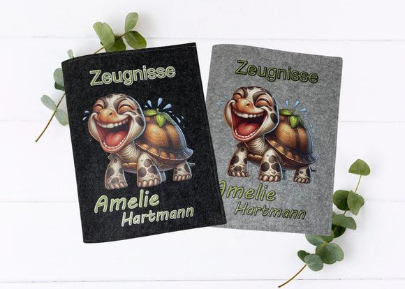Zwei personalisierte Zeugnismappen für Schülerinnen mit fröhlicher, lachender Schildkröte und dem Namen