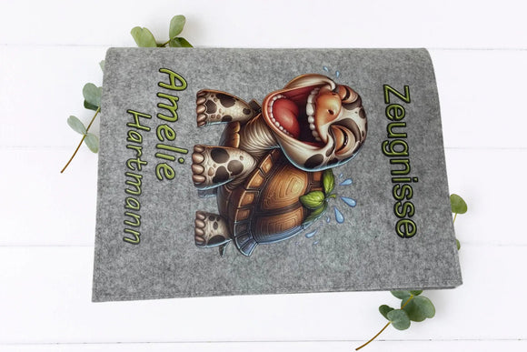 Lustige Schildkröte auf Filzmappe mit individueller Namenspersonalisierung – perfekt für kleine Schülerinnen mit Humor