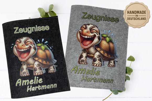 Handgefertigte Zeugnismappen mit lachender Schildkröte und verspielter Namensbeschriftung – ideal für Schulmädchen