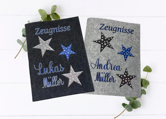 Zwei personalisierte Zeugnismappen mit blauen, grauen und schwarzen Sternen – Namen