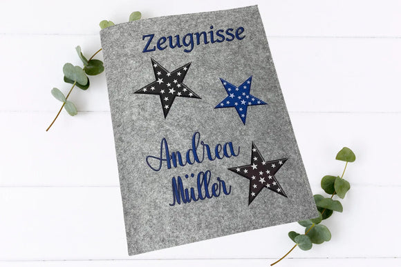 Individuell gestaltete Filzmappe mit stilisierten Sternen und Schriftzug „Zeugnisse“ – für Kinder beider Geschlechter