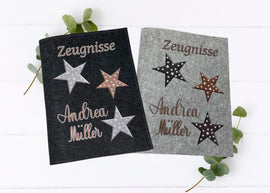 Modernes und schlichtes Design: Zeugnismappe mit Namenspersonalisierung und dreifarbigen Sternen – ideal für Mädchen und Jungen