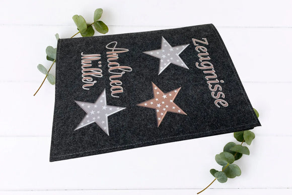 Schulzeugnismappen aus Filz mit dezenten Sternenmustern und persönlichem Namen in eleganter Schreibschrift