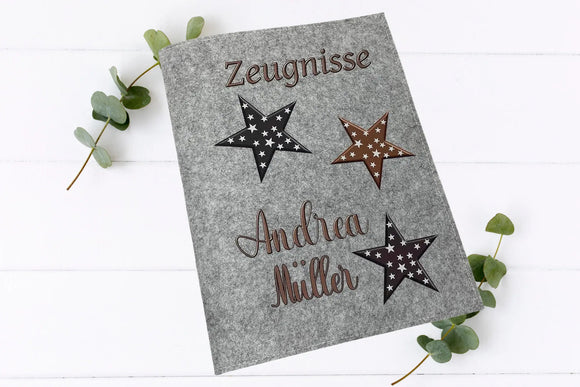 Filzmappe mit schlichten Sternmotiven und aufgedrucktem Namen – in Hell- und Dunkelgrau mit braun-grauer Farbpalette
