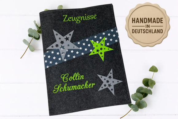 Filzmappe für Schulzeugnisse mit neonfarbenem Akzentstern, schwarzer Borte mit weißen Sternen und individueller Namensbeschriftung