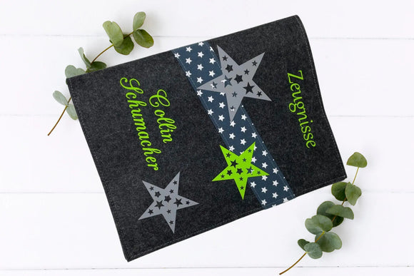 Handgefertigte Zeugnismappe aus Filz mit verspieltem Sternenmotiv, diagonaler Gestaltung und farblich abgestimmter Schrift