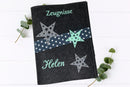 Dunkelgraue Zeugnismappe mit drei dekorativen Sternen und mintfarbener Schrift – stilvoll und kindgerecht