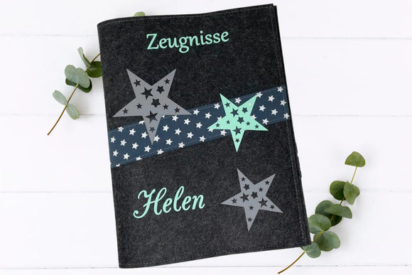 Dunkelgraue Zeugnismappe mit drei dekorativen Sternen und mintfarbener Schrift – stilvoll und kindgerecht
