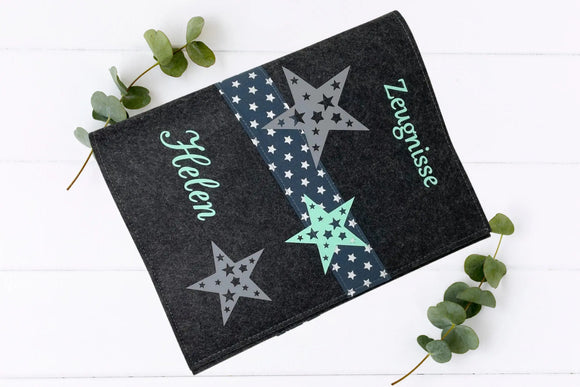 Handgefertigte Zeugnismappe mit Sternen in Grau und Mint auf diagonalem Sternenstreifen – modernes Design für Mädchen und Jungen