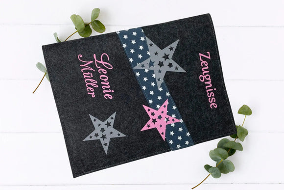 Handgefertigte Zeugnismappe mit Sternen in Grau und Mint auf diagonalem Sternenstreifen – modernes Design für Mädchen und Jungen