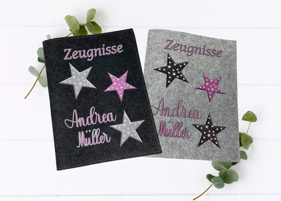 Zwei personalisierte Zeugnismappen aus Filz mit drei Sternen in Grau, Schwarz und Rosa sowie dem Namen 