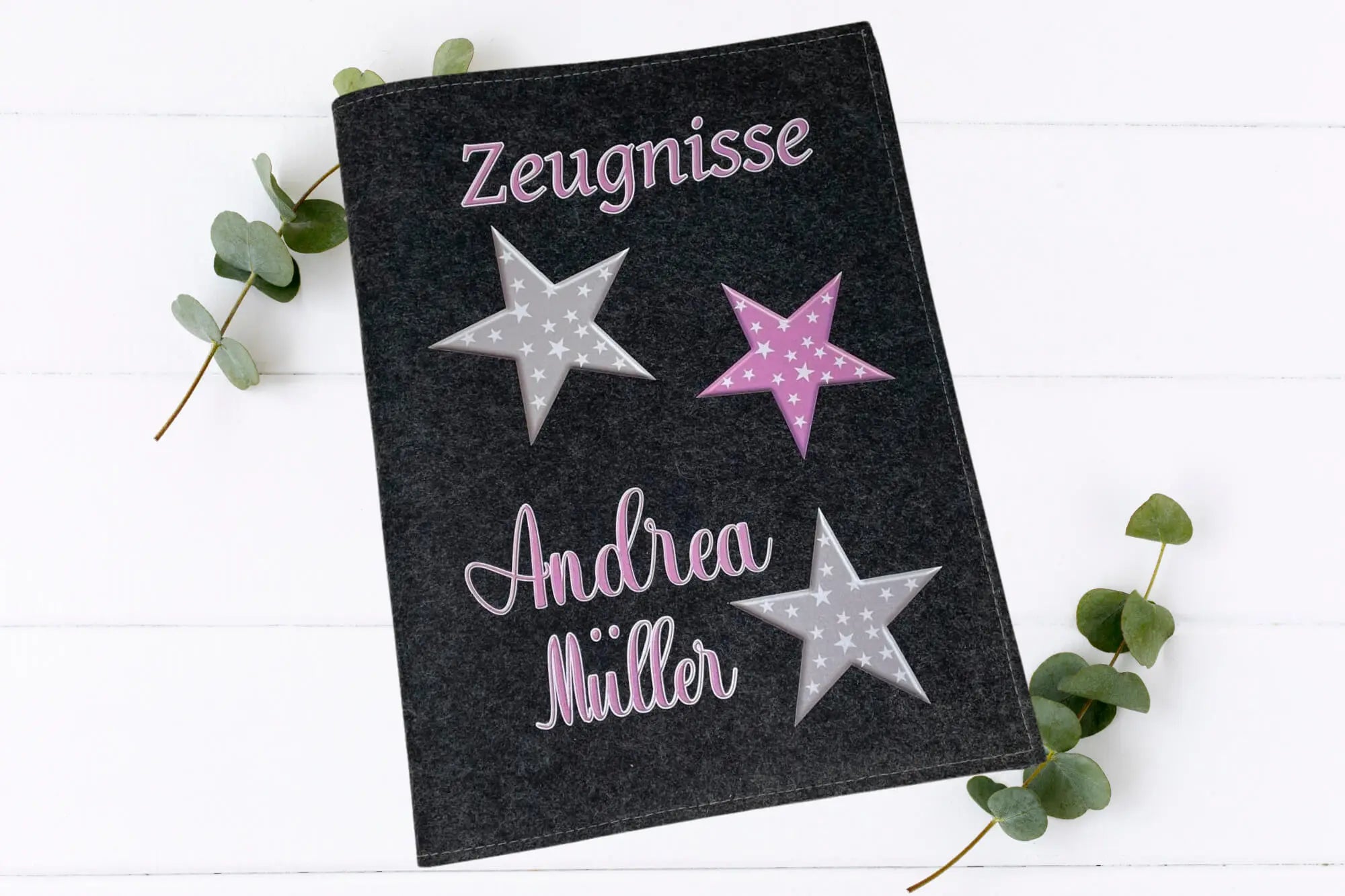 Personalisierte Zeugnismappe mit rosa, grauen und schwarzen Sternen – modernes Design für Schule oder Ausbildung