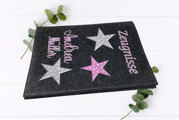 Filzmappe mit drei unterschiedlich farbigen Sternen und verspielter Schriftart für den Namen – individuell gestaltbar