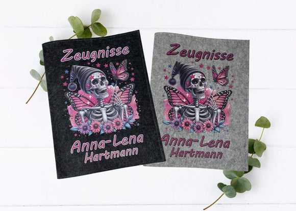 Personalisierte Zeugnismappe mit Totenkopf und Schmetterlingen in Pink – cooles Design für Mädchen, mit Wunschname auf grauem oder schwarzem Filz.
