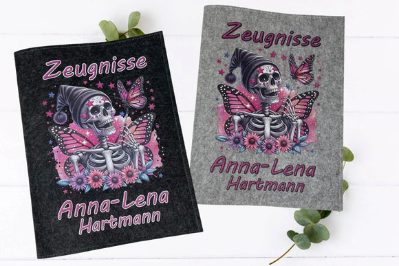 Zeugnismappe mit Namen und pinkem Totenkopf-Design – originelles Schulzubehör mit Blumen, Schmetterlingen und Mütze, individuell bedruckt.