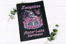 Individuelle Zeugnismappe Totenkopf mit Flügeln in Rosa und Lila – einzigartiges Geschenk für Schulmädchen mit Namen und liebevollen Details.