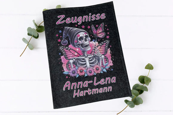 Individuelle Zeugnismappe Totenkopf mit Flügeln in Rosa und Lila – einzigartiges Geschenk für Schulmädchen mit Namen und liebevollen Details.