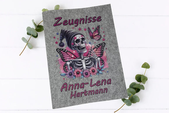 Zeugnismappe für Mädchen mit Gothic-Totenkopf, pinkem Schmetterling und Namen – außergewöhnlich, verspielt und stark zugleich.