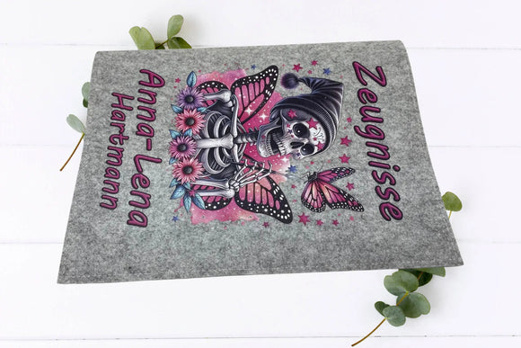 Personalisierte Schulmappe mit Totenkopf, pinken Flügeln und Blumen – einzigartiges Accessoire für kreative, mutige Kids mit Stil.