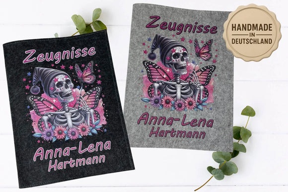 Personalisierte Zeugnismappe mit pinkem Totenkopf, Schmetterlingen und Blumen – auffälliges Design für kreative Mädchen, individuell mit Namen bedruckt.