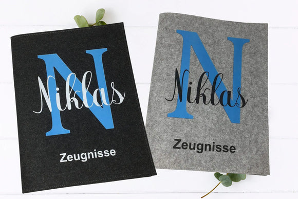 Zeugnismappe für Jungen mit individuellem Namen und Initiale in Blau – personalisiert auf hochwertigem Filz, perfekt zur Einschulung oder Abschluss.
