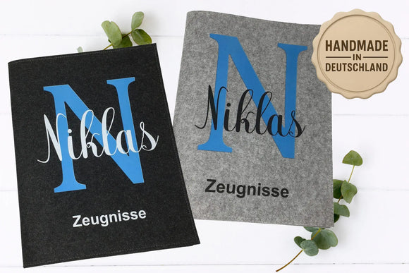 Zeugnismappe Niklas mit blauem „N“ auf Filz – personalisiertes Schulzubehör für Jungen, ideal für DIN A4 Zeugnisse.