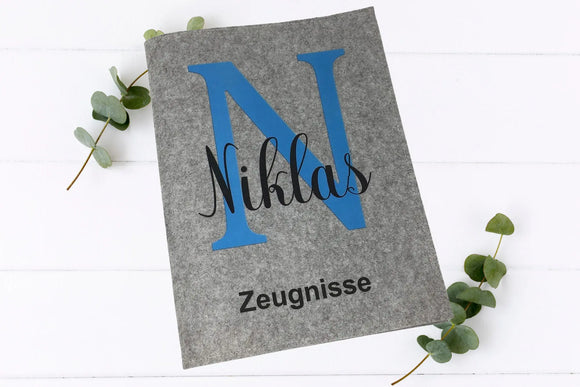 Zeugnismappe personalisiert mit großem Anfangsbuchstaben und Namen – stilvoll, schlicht und funktional für Schule und Zeugnisübergabe.