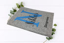 Schulmappe aus Filz mit Name und markantem Buchstaben „N“ in Blau – personalisiertes Geschenk zur Einschulung oder Schulwechsel.