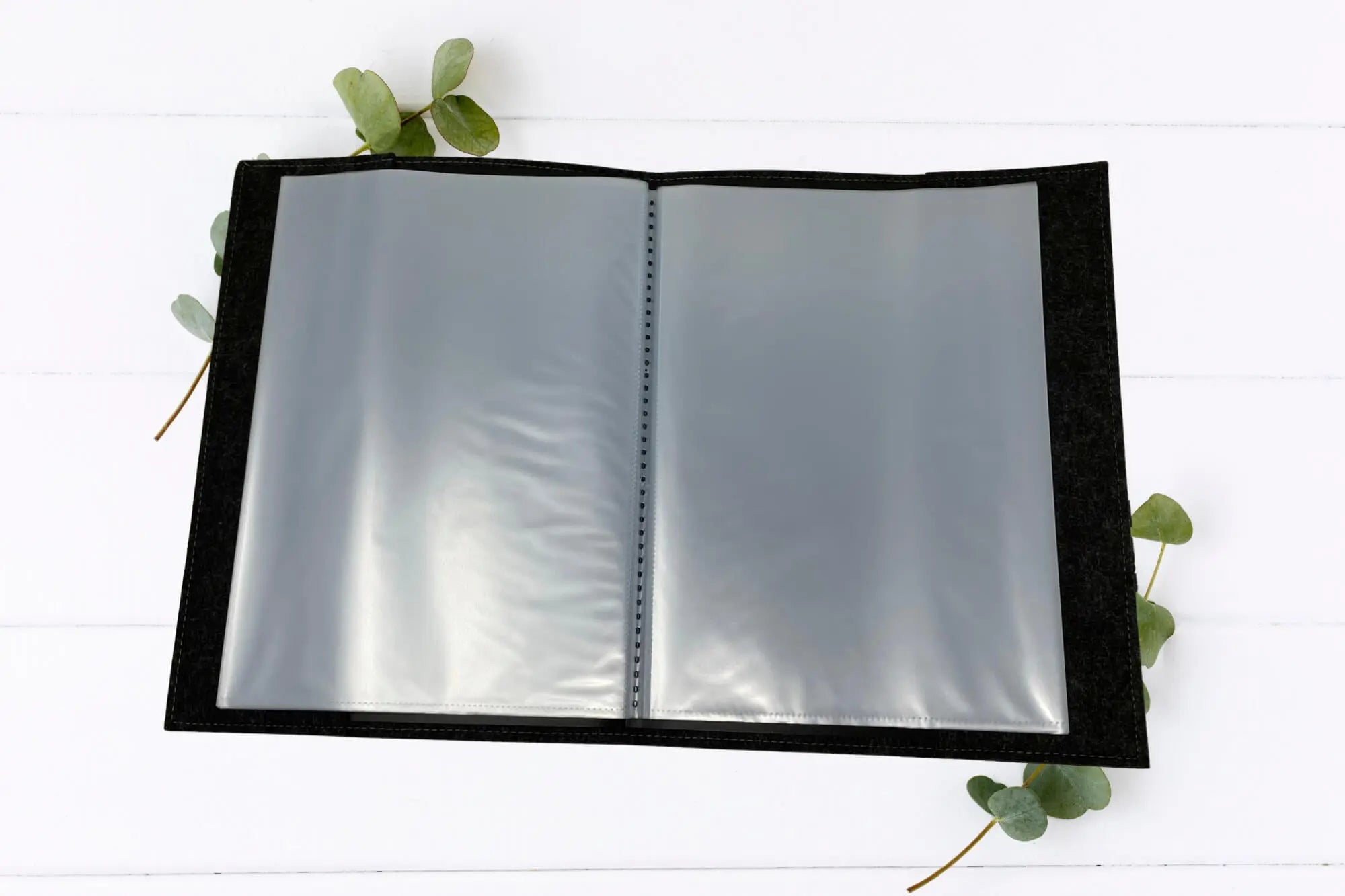Individuelle Zeugnismappe in Grau oder Dunkelgrau mit großem Anfangsbuchstaben in Blau – modern, schlicht und mit eigenem Namen bedruckt.