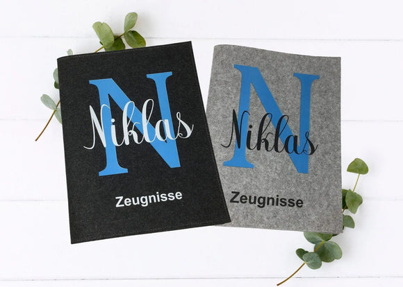 Personalisierte Zeugnismappe mit großem blauen Anfangsbuchstaben  – moderne Filzmappe in Grau oder Schwarz.