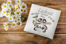 Baby-Kissen mit lustigem Panda und Naturzweig – fröhliches Tiermotiv mit Panda, der an einem Ast baumelt, ideal als Geschenk zur Geburt.